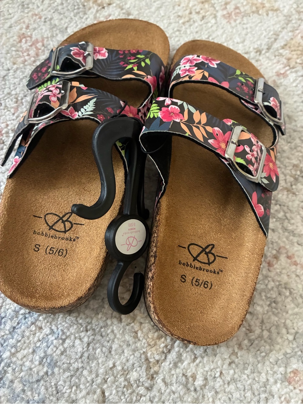 NWT-Women’s Bobbie Brooks Black Floral Double-Buckle Slides -Size 5/6 - Picture 2 of 3